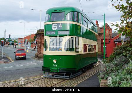 Birkenhead, Royaume-Uni : 1er octobre 2017 : un tramway transporte les passagers du tramway Heritage jusqu'au terminal de ferry de Woodside, le jour d'ouverture de Wirral transport Muse Banque D'Images