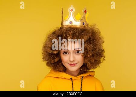 Je suis reine! Gros plan de la belle heureuse femme à cheveux bouclés portant la couronne sur la tête et souriant, concept de confiance en soi dans le succès, la motivation et d Banque D'Images