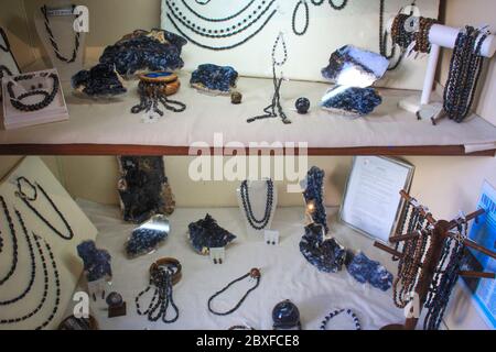 Swakopmund, Namibie - 18 avril 2015 : bijoux et cadeaux de pierres précieuses dans la galerie des cristaux Banque D'Images