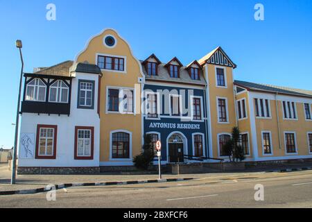 Swakopmund, Namibie - 18 avril 2015 : bâtiments et architecture allemands anciens : maisons, boutiques et routes dans une ville africaine Banque D'Images