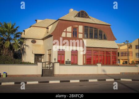 Swakopmund, Namibie - 18 avril 2015 : bâtiments et architecture allemands anciens : maisons, boutiques et routes dans une ville africaine Banque D'Images