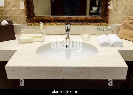 Intérieur de la salle de bains avec lavabo et robinet. La salle de bains est moderne Banque D'Images