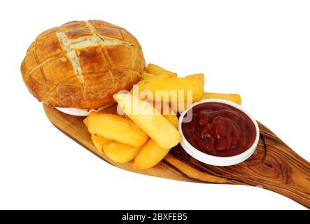 Steak et tarte aux pommes de viande avec garniture feuilletée et grosses frites sur un plateau de service en bois d'olive isolé sur fond blanc Banque D'Images