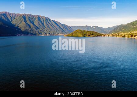 Lac de Côme (IT) - vue aérienne depuis Tremezzo de la péninsule avec Villa Balbianello Banque D'Images