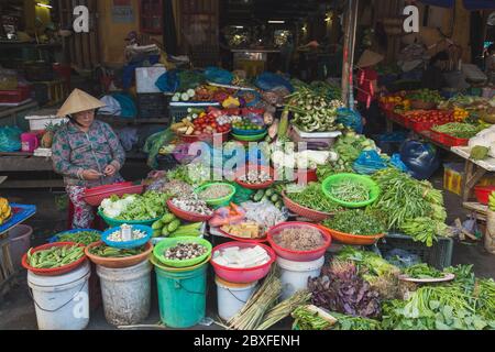 HOI AN, VIETNAM - 24 MARS 2017 : marchés de fruits et légumes le long de la rue à Hoi an. On peut voir les gens travailler. Banque D'Images