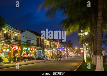 HOI AN, VIETNAM - 24ème Mars 2017 : Nuguyen Phuc Chu Street à Hoi An de nuit montrant l'extérieur des restaurants, de l'architecture et les gens. Banque D'Images