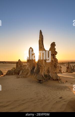 Coucher de soleil derrière les piles de calcaire dans le désert des Pinnacles dans le parc national de Nambung situé au nord de Perth en Australie occidentale Banque D'Images