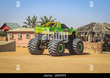 Swakopmund, Namibie - 20 avril 2015 : Jeep car sur des roues puissantes pour un rallye dans le désert du Namib. Attraction touristique. Banque D'Images