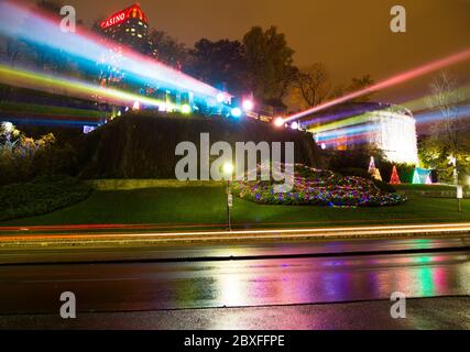 CHUTES NIAGARA, CANADA - 3 NOVEMBRE 2014 : lumières de spot utilisées pour éclairer les cascades canadiennes et américaines Banque D'Images