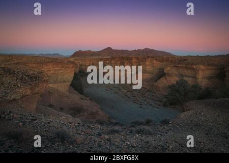 Sesriem Canyon, une gorge naturelle sculptée par la puissante rivière Tsauchab il y a des millions d'années. Coucher de soleil. Banque D'Images