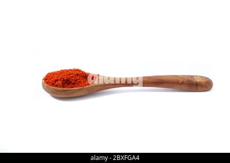 Poudre de piment rouge dans une cuillère en bois sur fond blanc Banque D'Images