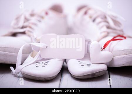 Chaussures pour hommes et enfants sur fond de bois blanc. Concept de fête des pères heureux. Banque D'Images
