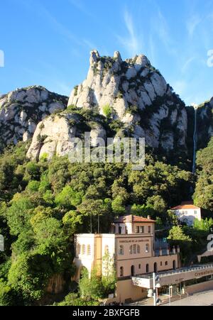 Funiculaire de la Santa Cova Montserrat monastère bénédictin Dawn with Forte lumière du soleil et ombres profondes Catalunya Espagne Banque D'Images