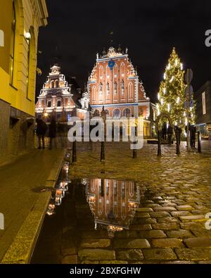 RIGA, LETTONIE - 1ER JANVIER 2017 : l'extérieur de la Maison des Blackheads la nuit pendant la période de Noël. Les gens peuvent être vus. Banque D'Images