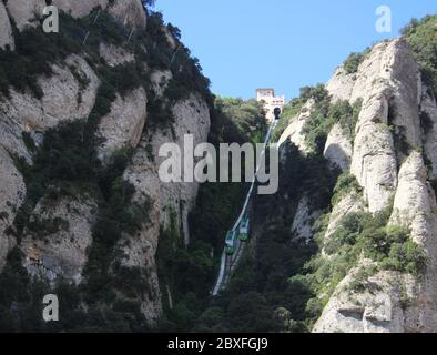 Funiculaire de la Santa Cova Montserrat monastère bénédictin Dawn with Forte lumière du soleil et ombres profondes Catalunya Espagne Banque D'Images