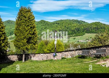 Crucifixion de Jésus-Christ, Église paroissiale de Saint Jean l'évangéliste à Banska Bela, république slovaque. Lieu de culte. Banque D'Images