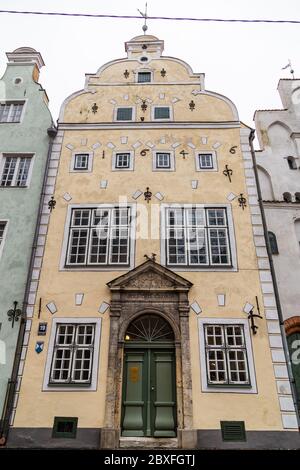 RIGA, LETTONIE - 2 JANVIER 2017 : un des bâtiments qui fait partie de trois Frères (Tris brali) à Riga. Ces bâtiments sont parmi les plus anciens de la c Banque D'Images