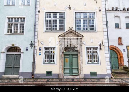 RIGA, LETTONIE - 2 JANVIER 2017 : un des bâtiments qui fait partie de trois Frères (Tris brali) à Riga. Ces bâtiments sont parmi les plus anciens de la c Banque D'Images