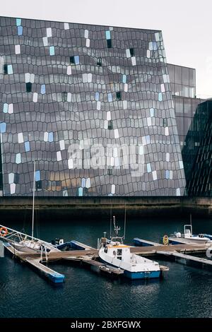 Reykjavik, Islande - 02 mai 2019 : Opéra islandais Harpa - salle de concert et centre de conférence à Reykjavik, capitale de l'Islande. Banque D'Images