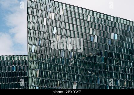 Reykjavik, Islande - 02 mai 2019 : gros plan Opéra islandais Harpa - salle de concert et centre de conférence à Reykjavik, capitale de l'Islande. Banque D'Images