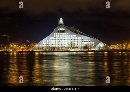 RIGA, LETTONIE - 2 JANVIER 2017: TRIGA, LETTONIE - 2 JANVIER 2017: La Bibliothèque nationale de Lettonie la nuit de l'autre côté de la rivière Daugava Banque D'Images