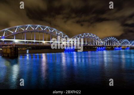 RIGA, LETTONIE - 2 JANVIER 2017 : le pont ferroviaire de Riga, traversant la rivière Daugava de nuit Banque D'Images