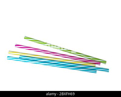 Pailles à boire en plastique à rayures colorées, fond blanc. Banque D'Images