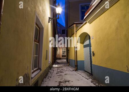 TALLINN, ESTONIE - 4 JANVIER 2017 : les vieilles rues de Tallinn à l'aube le long de la colline de Toompea. L'extérieur des bâtiments est visible. Banque D'Images