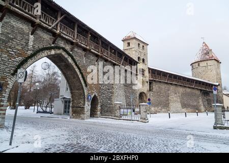 TALLINN, ESTONIE - 4 JANVIER 2017 : partie des remparts de la vieille ville de Tallinn en hiver. Il est possible de monter une partie des murs comme attraction t Banque D'Images