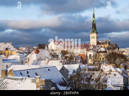 Vue panoramique sur la ville de Tallinn en hiver, avec ses toits, ses bâtiments et son église Saint OLAF Banque D'Images