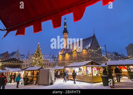 TALLINN, ESTONIE - 4 JANVIER 2017 : Raekoja Plats, place de l'ancien hôtel de ville de Tallinn la nuit pendant la période de fête. Décorations de Noël, marché Banque D'Images