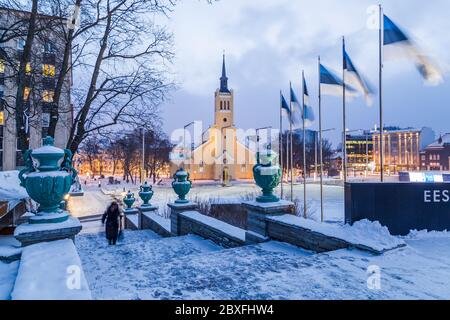 TALLINN, ESTONIE - 5 JANVIER 2017 : vue sur l'église Saint-Jean de Tallinn le matin en hiver. Les gens peuvent être vus. Banque D'Images