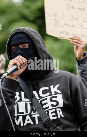 CARDIFF, PAYS DE GALLES - 06 JUIN 2020 - des milliers de personnes ont participé à une manifestation Black Live Matters à Bute Park, puis ont défilé au Parlement gallois à Cardiff Banque D'Images