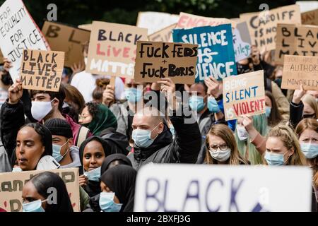 CARDIFF, PAYS DE GALLES - 06 JUIN 2020 - des milliers de personnes ont participé à une manifestation Black Live Matters à Bute Park, puis ont défilé au Parlement gallois à Cardiff Banque D'Images