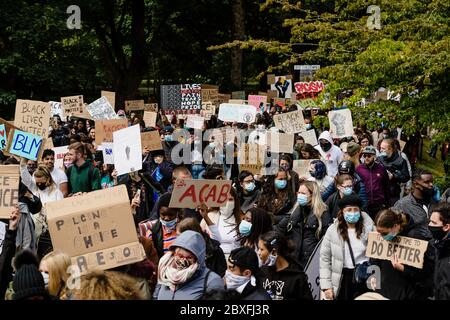 CARDIFF, PAYS DE GALLES - 06 JUIN 2020 - des milliers de personnes ont participé à une manifestation Black Live Matters à Bute Park, puis ont défilé au Parlement gallois à Cardiff Banque D'Images