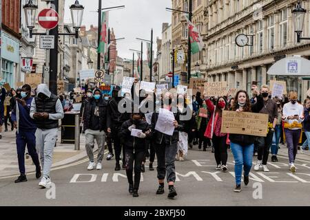 CARDIFF, PAYS DE GALLES - 06 JUIN 2020 - des milliers de personnes ont participé à une manifestation Black Live Matters à Bute Park, puis ont défilé au Parlement gallois à Cardiff Banque D'Images