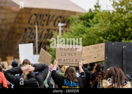 CARDIFF, PAYS DE GALLES - 06 JUIN 2020 - des milliers de personnes ont participé à une manifestation Black Live Matters à Bute Park, puis ont défilé au Parlement gallois à Cardiff Banque D'Images