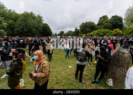 CARDIFF, PAYS DE GALLES - 06 JUIN 2020 - des milliers de personnes ont participé à une manifestation Black Live Matters à Bute Park, puis ont défilé au Parlement gallois à Cardiff Banque D'Images