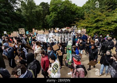 CARDIFF, PAYS DE GALLES - 06 JUIN 2020 - des milliers de personnes ont participé à une manifestation Black Live Matters à Bute Park, puis ont défilé au Parlement gallois à Cardiff Banque D'Images