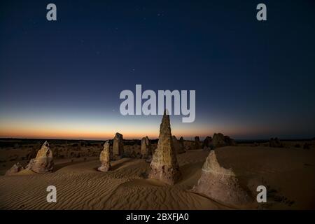 Des piles de calcaire sont peintes la nuit dans le parc national de Nambung, en Australie occidentale Banque D'Images