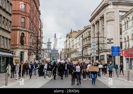 CARDIFF, PAYS DE GALLES - 06 JUIN 2020 - des milliers de personnes ont participé à une manifestation Black Live Matters à Bute Park, puis ont défilé au Parlement gallois à Cardiff Banque D'Images