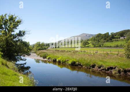 Moel Siabod au-dessus de l'Afon Lledr près du village de Dolwyddelan dans la vallée de Lledr entre Blaenau Ffestinog et Betws-y-Coed Snowdonia Nord du pays de Galles Banque D'Images