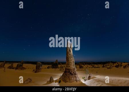 Des piles de calcaire sont peintes la nuit dans le parc national de Nambung, en Australie occidentale Banque D'Images