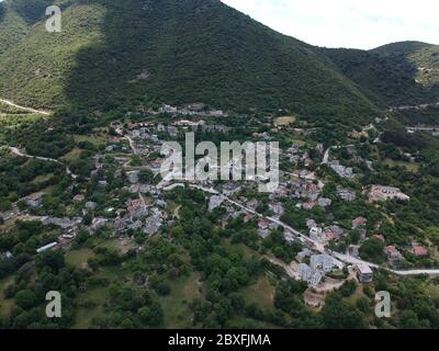 vue aérienne aristi grec traditionnel village de ioannina ville dans zagorochoria grèce epirus près de vikos canyon voidomatis rivière Banque D'Images