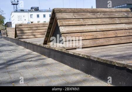Bancs en bois dans la ville Banque D'Images