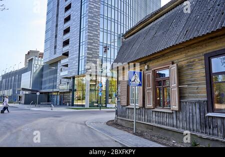 Ancien bâtiment dans le nouveau quartier des affaires Banque D'Images
