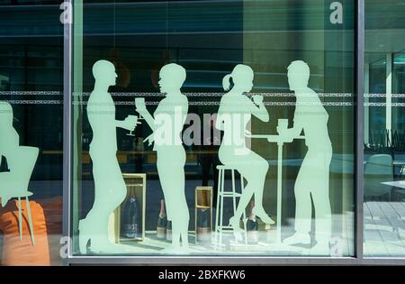 Silhouettes de gens sur la fenêtre de la boutique Banque D'Images