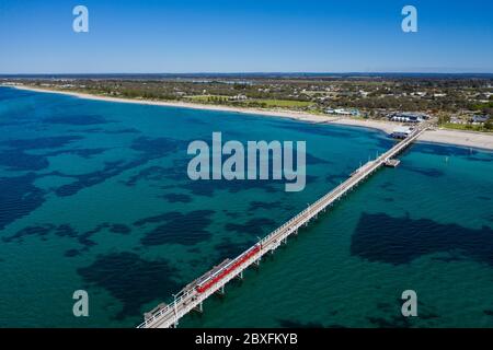 Vue aérienne du train sur la jetée de Busselton, la plus longue structure en bois au monde; Busselton est à 220 km au sud-ouest de Perth en Australie occidentale Banque D'Images