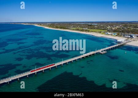 Vue aérienne du train sur la jetée de Busselton, la plus longue structure en bois au monde; Busselton est à 220 km au sud-ouest de Perth en Australie occidentale Banque D'Images