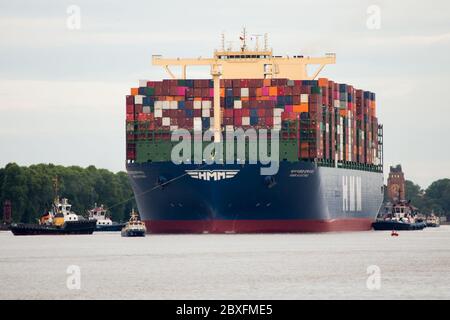 Hambourg, Allemagne, 7 juin 2020. Le plus grand navire à conteneurs du monde, le HMM Algeciras, est arrivé à Hambourg. Le navire de la société de navigation sud-coréenne est capable de transporter 23,964 TUE, ou conteneurs de 20 pieds de long. Le navire est en voyage inaugural, ayant quitté Yantian, en Chine, avec plusieurs ports d'appel à travers l'Europe. Crédit : Ted Hammond/Alay Live News. Banque D'Images